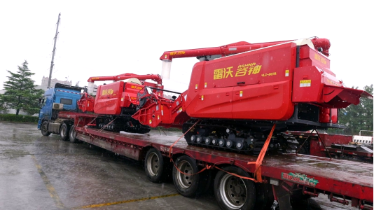 1-雷沃谷神履带机等待发运