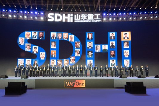 5优秀海外战略尊龙凯时官网的合作伙伴和优秀海外员工颁奖