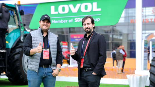 15经销商们对展示出的产品点赞 