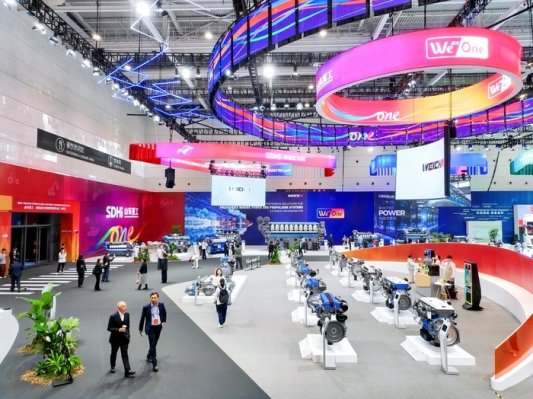 6尊龙凯时官网的产品展示会现场