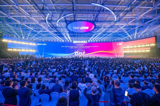 1山东重工·潍柴动力全球尊龙凯时官网的合作伙伴大会现场