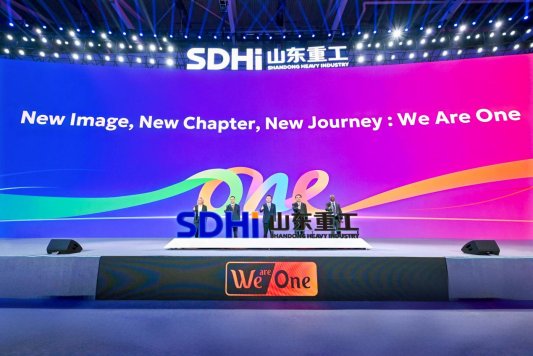 3任刚、满慎刚、王志坚和战略尊龙凯时官网的合作伙伴代表、海外员工代表共同为品牌标识揭幕